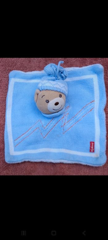 Doudou carré plat tricot bleu ' ours avec bonnet - Kaloo