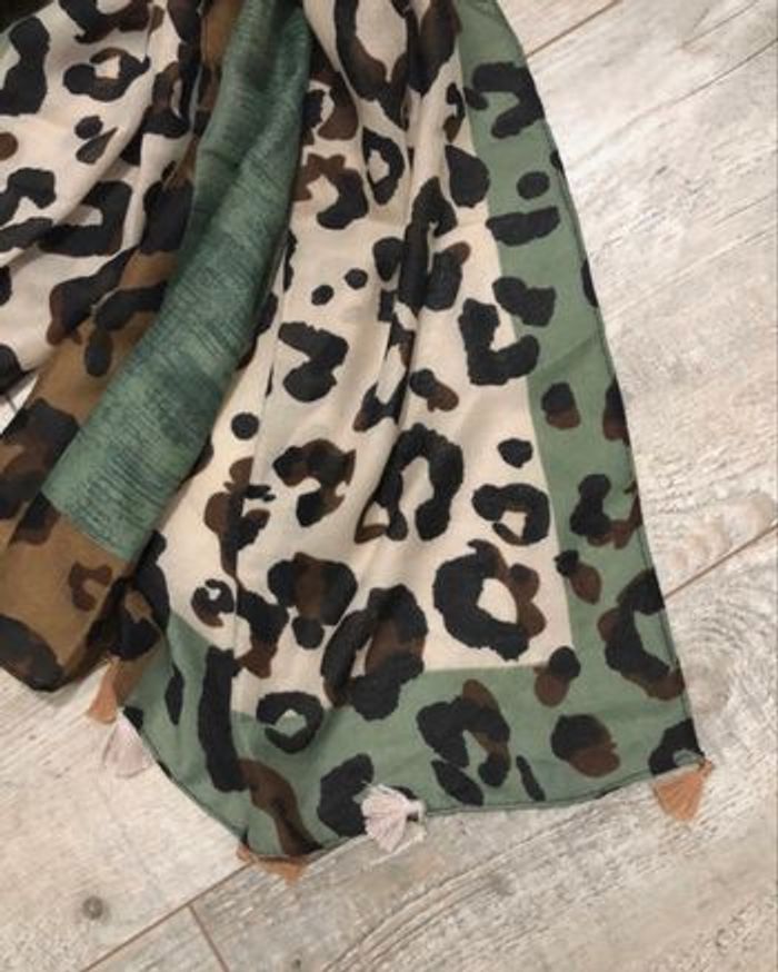 Écharpe châle imprimée léopard marron et vert kaki - photo numéro 5
