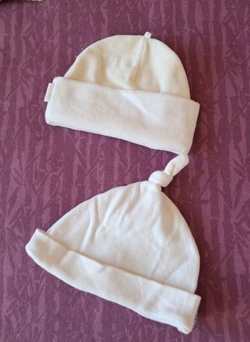 2 bonnets 0 1 mois, unisexes, TBE 