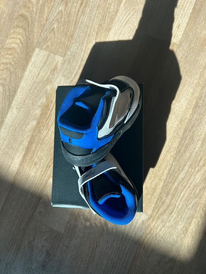Chaussure Jordan taille 25 - photo numéro 3
