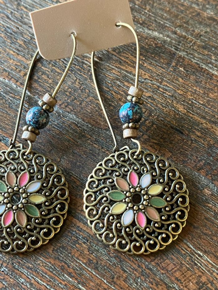 Magnifiques boucles d’oreilles colorées avec fleurs et perles - photo numéro 2