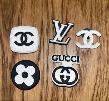 Lot 5 pin’s pour crocs 