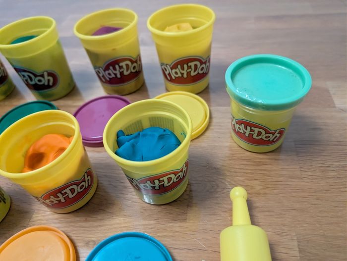 Lot de pâtes à modeler et accessoires pour modeler - photo numéro 4