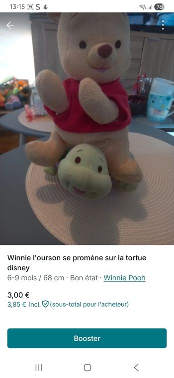 Winnie se promene sur sa tortue