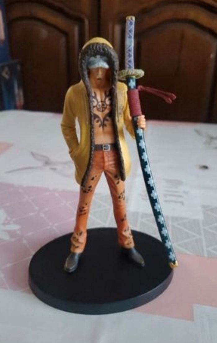 Figurine one piece trafalga law officielle - photo numéro 1