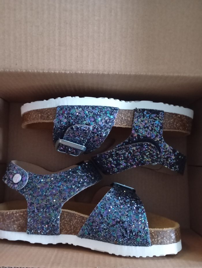 Magnifique sandales neuves pour fille en taille 27