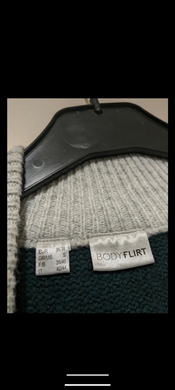 Beau pull Bodyflirt vert tricolore. Taille 38 - photo numéro 6