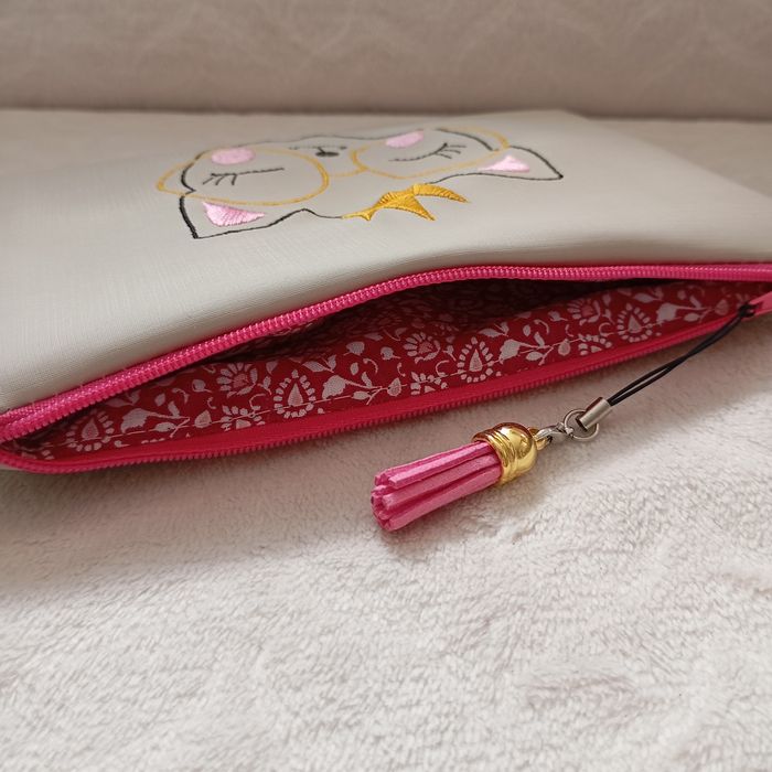 Trousse en simili cuir brodée chat à lunette - photo numéro 2