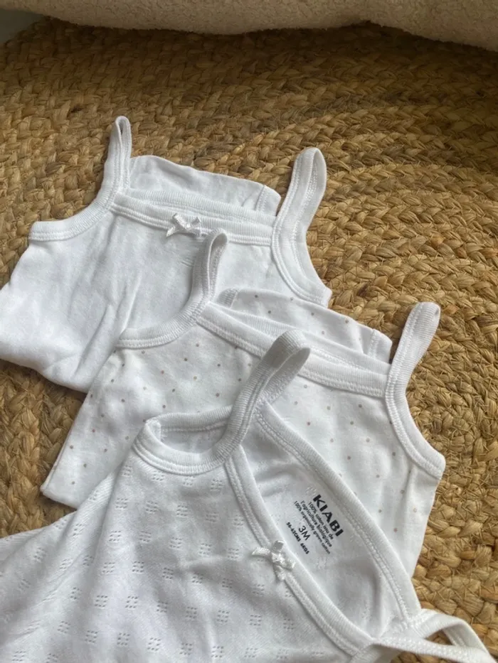 Lot 3 bodies sans manche 3 mois - photo numéro 2