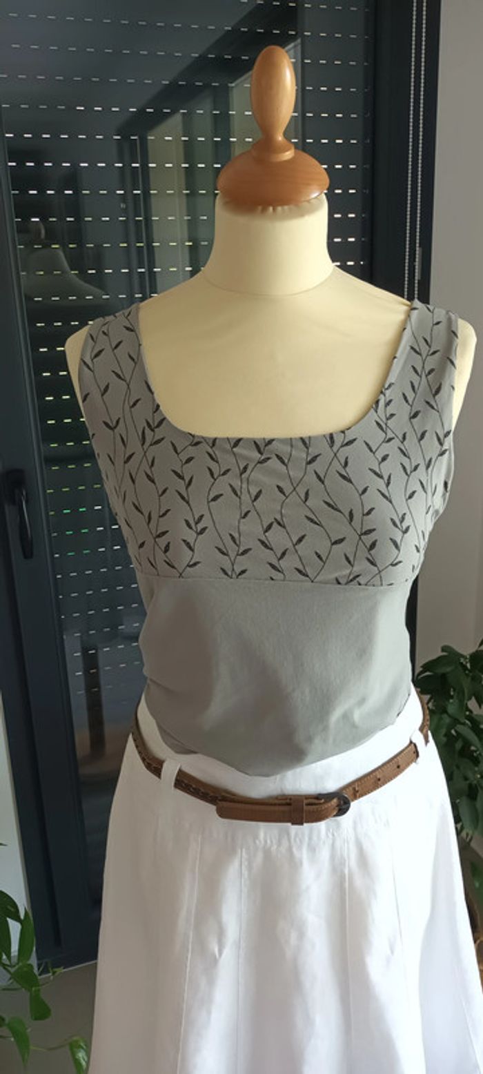 Débardeur imprimé feuilles brillantes à l'avant