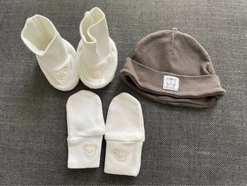 Lot naissance : bonnet + gants + chaussons