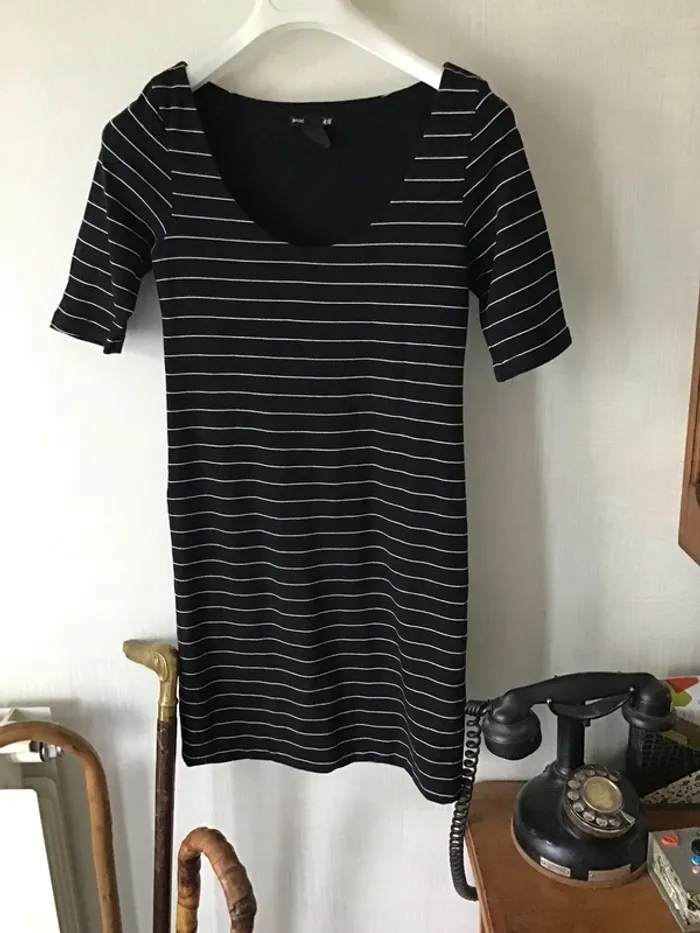 Robe rayée noire et blanche