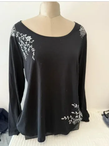 🌸 Haut noir manches longues avec broderies blanches – Taille 44/46 🌸