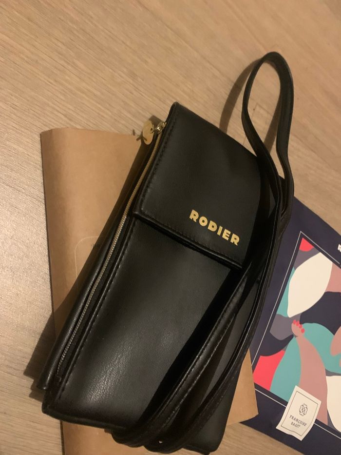 Ensemble Rodier sac sangle petit porte feuille noir et un foulard - photo numéro 2