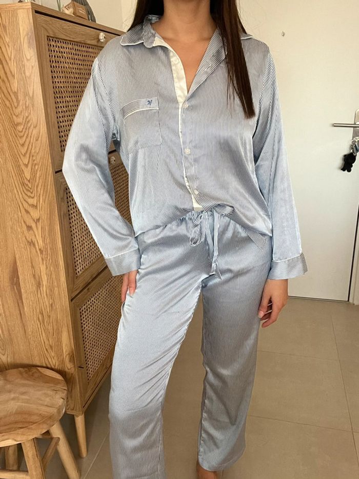 Pyjama rayé blanc et bleu satiné Victoria’s Secret