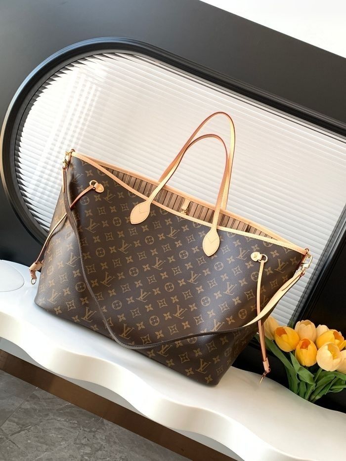 Louis Vuitton Neverfull
Bandouliere Inside Out GM
M11948