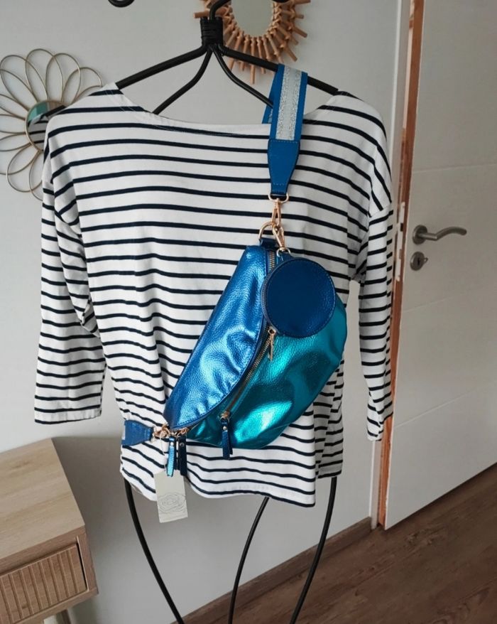 Sac banane bleu métallisé neuf.