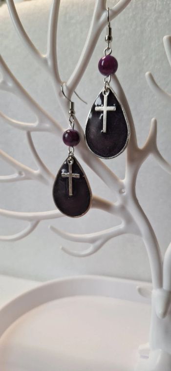 Boucles d’oreilles phosphorescente gothiques noires / mauve& croix