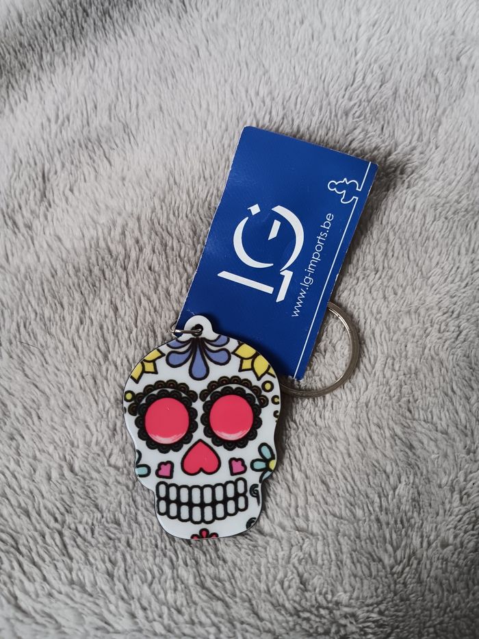 Porte clef tete de mort mexicaine yeux rouge rose