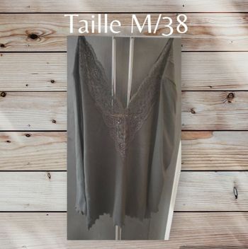 Jolie haut dentelle avec décollé neuf taille M
