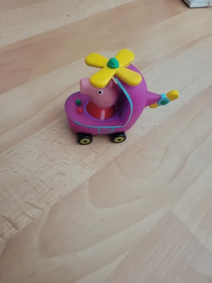 Petite figurine peppa pig avec roulettes - photo numéro 2