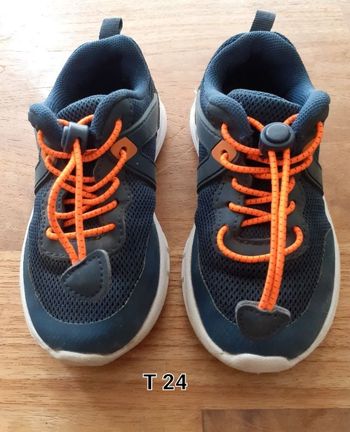 Baskets bleu et orange