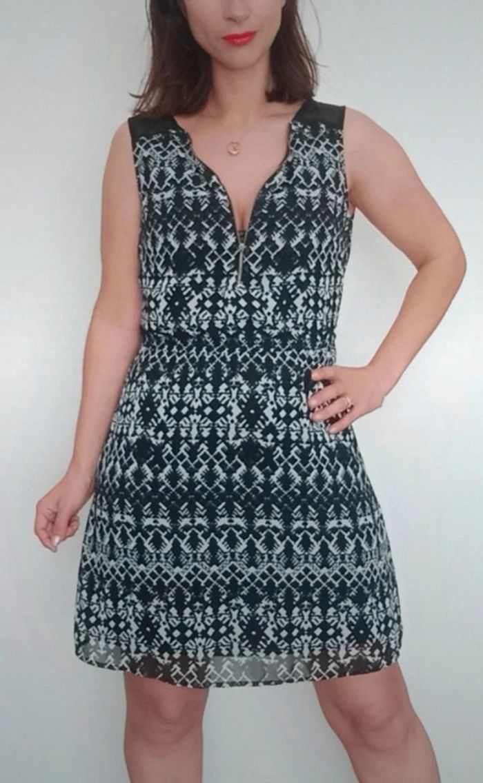 Robe décolleté zippé noire et blanche taille 36 - photo numéro 2