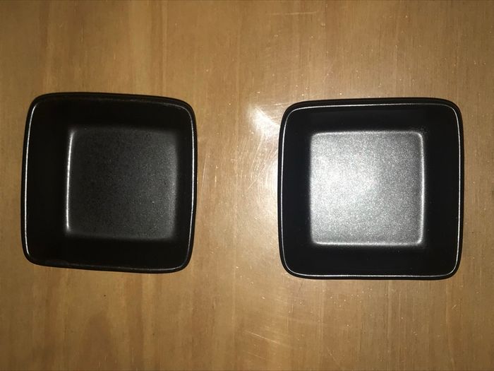 2 petits ramequins carrés noirs