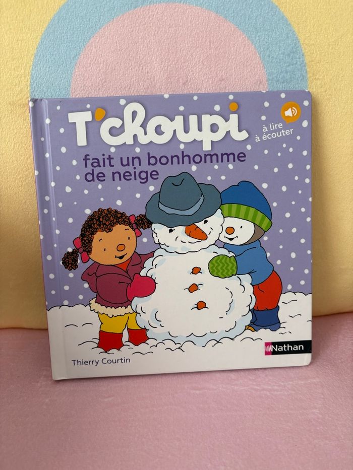 T’choupi fait un bonhomme de neige.