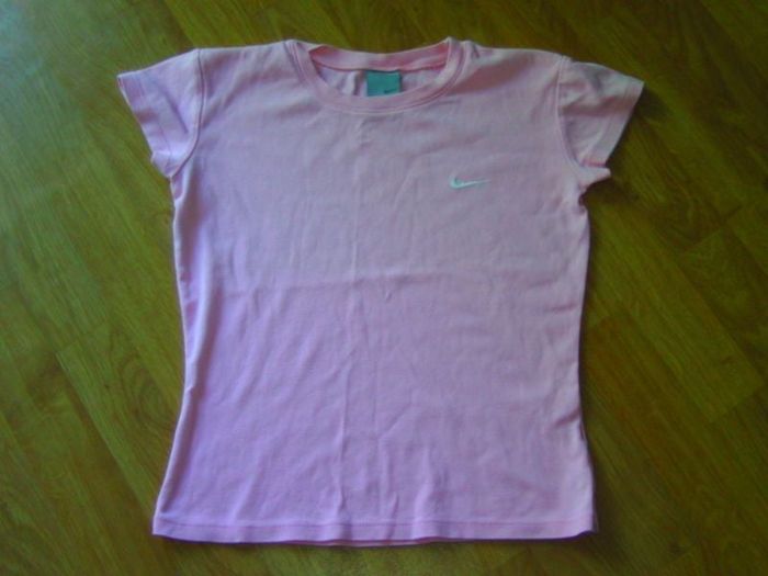 Tee shirt NIKE rose logo blanc taille 38 TBE