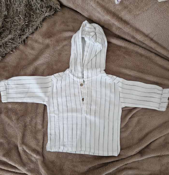 Haut blanc à rayures noires à capuche