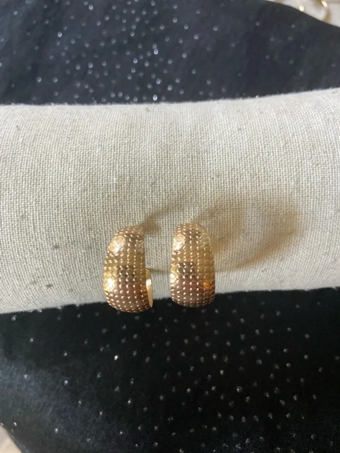 Boucles d'oreilles larges dorées motifs points