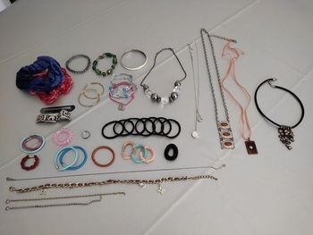 Lot de bijoux et accessoires de coiffure