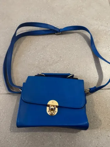 Sac à main et bandoulière bleu, sans marque, bon état 21x15cm