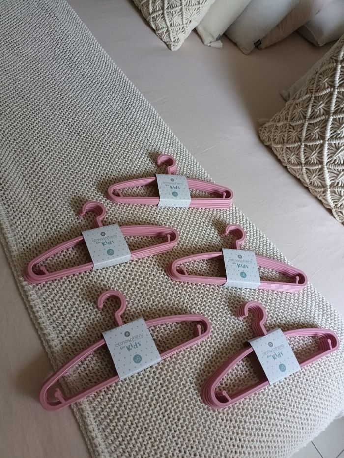 Lot de 30 cintres bébé / enfant neufs