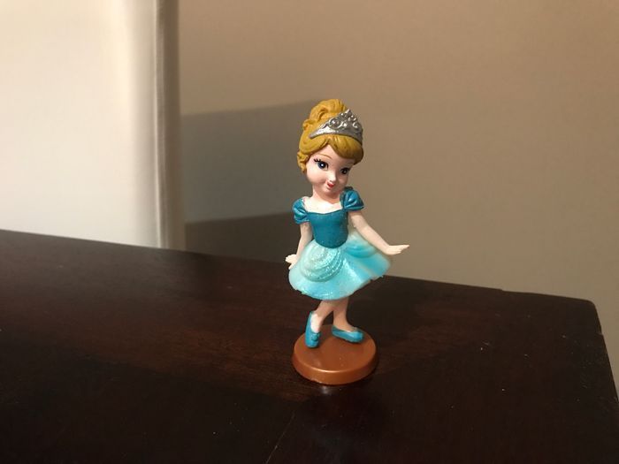 Figurine princesse cendrillon enfant