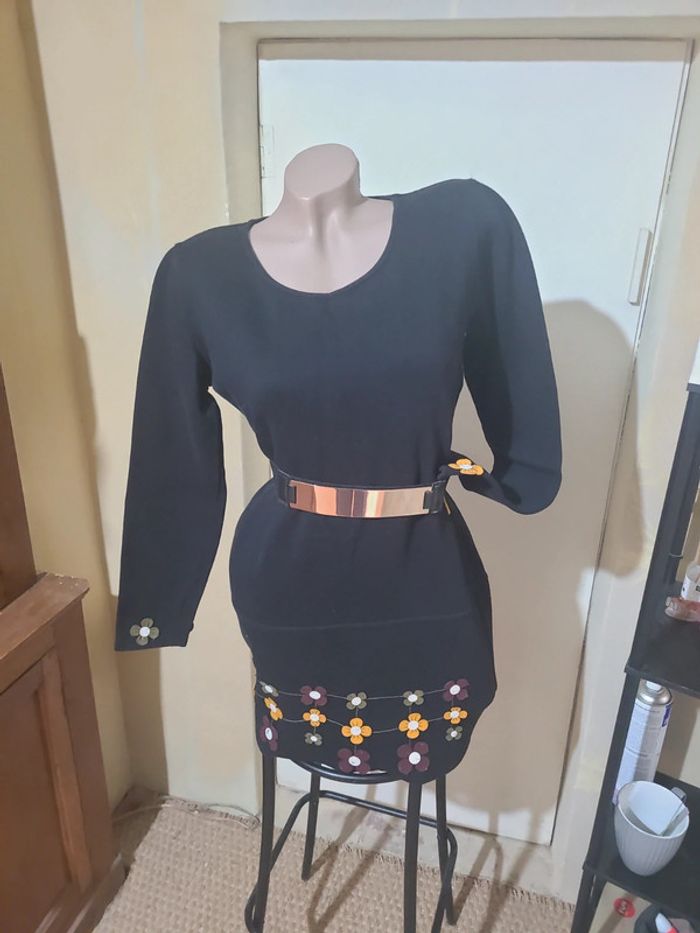 Robe sweat noir, avec fleurs en feutrine, Mamatayoe