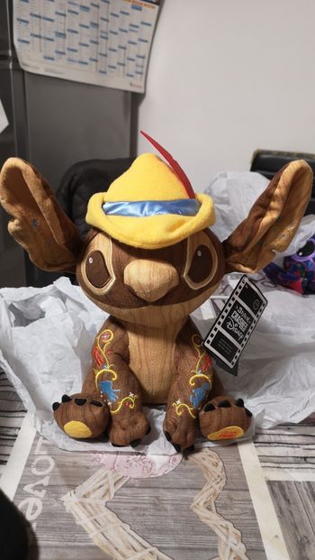 Peluche stitch crashes Pinocchio