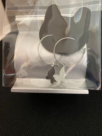 Idée cadeau noël - Très jolies boucles d’oreille argentées avec papillon