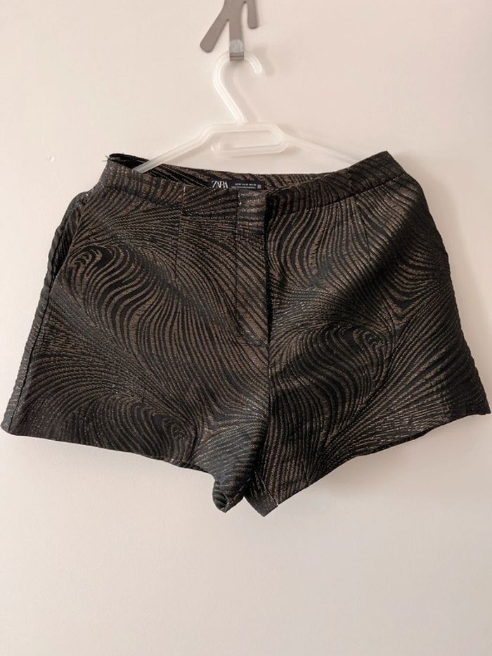 Short doré et noir