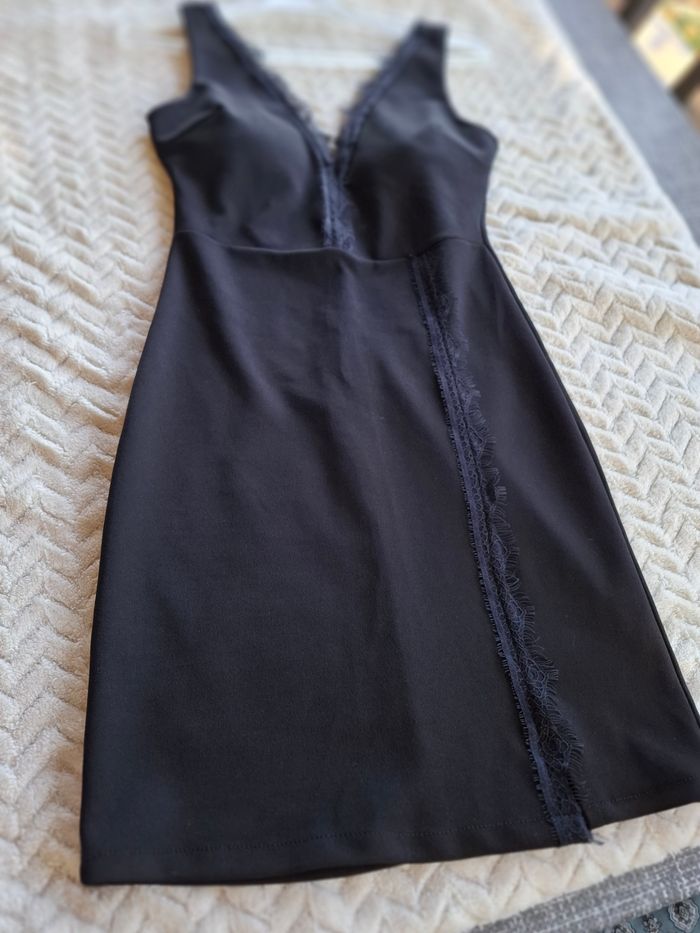 Belle Robe noire V à dentelle neuve - photo numéro 4