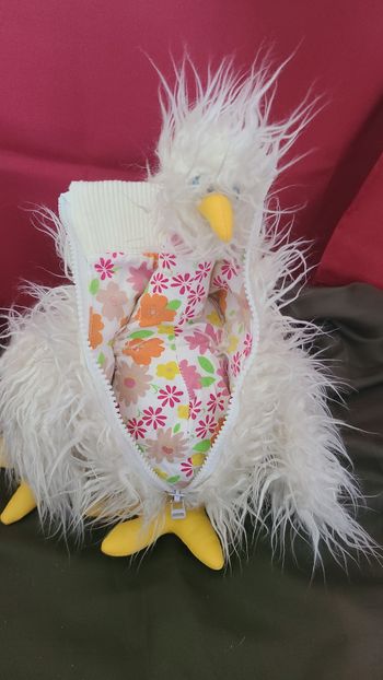 Peluche créateur Gwénaël Malcorpi. CHICKYTA LA POULE