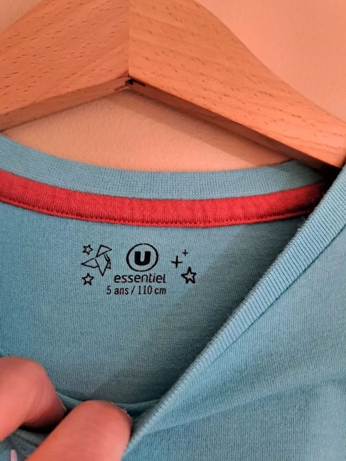 T-shirt garçon 5 ans ML U essentiel turquoise comme neuf - photo numéro 2