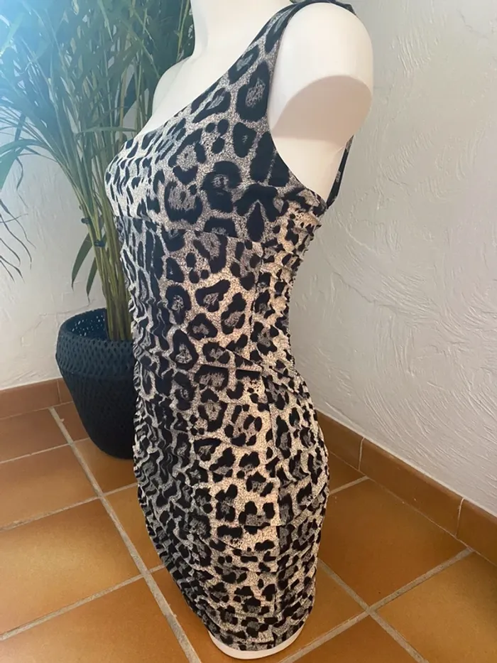 Robe léopard très moulante et très sexy - photo numéro 2