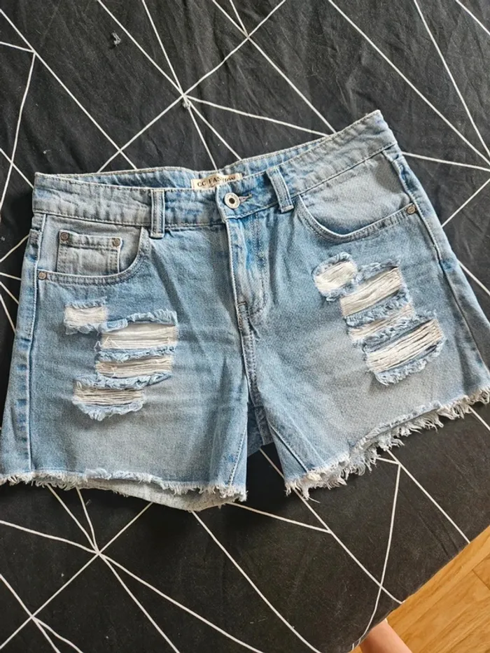 Short en jean destroy bleu clair taille 38 / M - photo numéro 2
