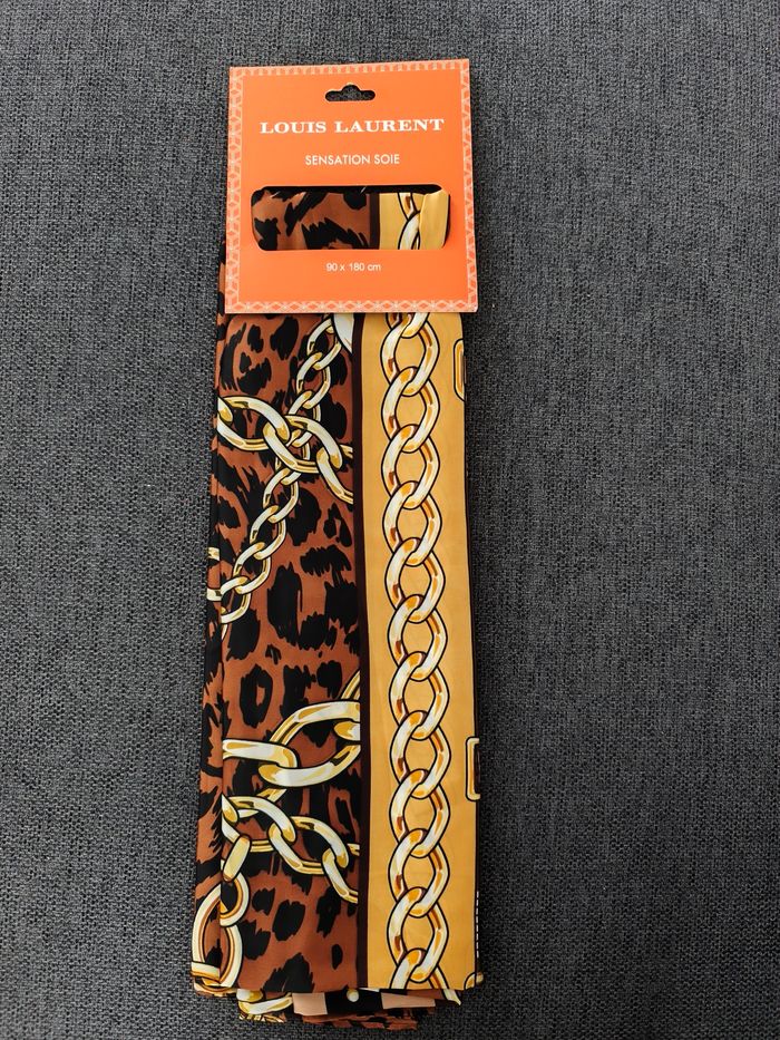 écharpes "Louis Laurent" dimensions 90 x 180 cm.