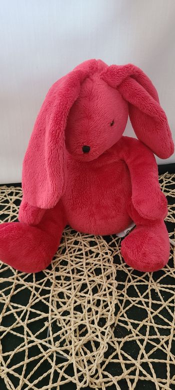 Doudou lapin DPAM Du Pareil au Même rouge assis
