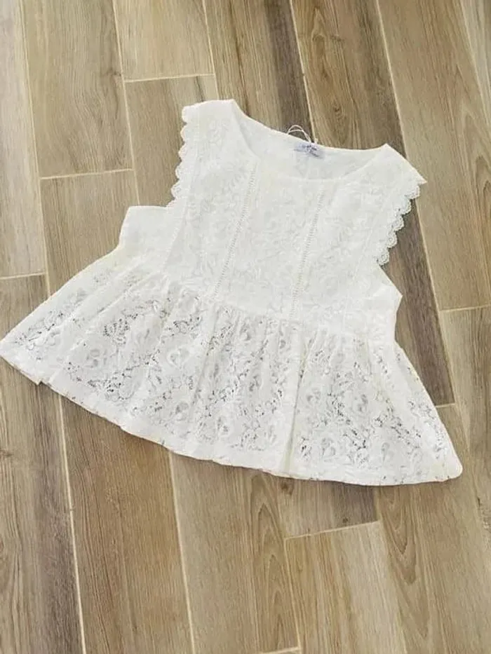 Jolie blouse péplum blanche brode dentelle 38/40 neuve