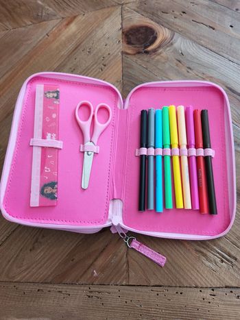 Malette tout pour dessiner crayons feutres ciseau règle gomme taille crayon
