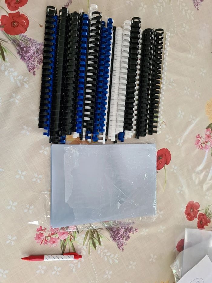 Lot de 45 reliures plastique,et 60 feuilles transparentes
